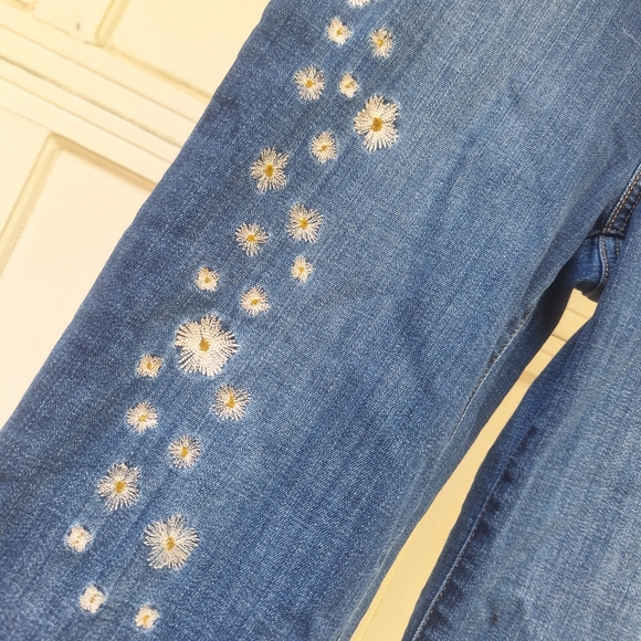 Boyfriend Jeans Floral Print Daisy Patch Coastal Cowgirl Embroidery Stitch 4 - Picture 4 of 16